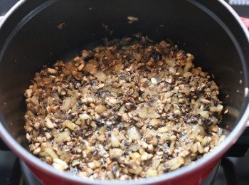 step3: 加入啡磨菇略炒後轉細火上蓋煮到軟身