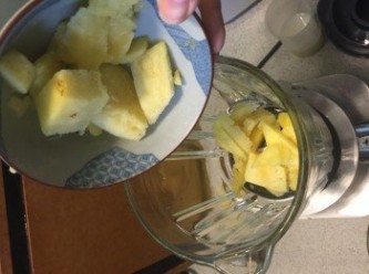 step6: 把益力多， 同菠蘿放入攪拌機同打， 打勻後再放入橙，打至滑身既可