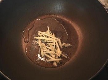 step2: 鍋內放點油將薑絲爆香。