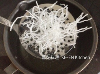 step3: 油鍋燒熱先炸粉絲