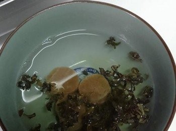 step3: 將瑤柱放入碗中，加入熱水同適量茶葉，放入微波爐高火叮4分鐘拎岀洗淨撕成幼條