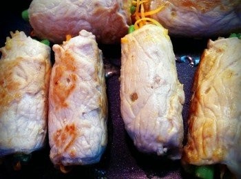 step5: 將開口先往下放鍋裡煎,煎至金黃,待肉汁流出