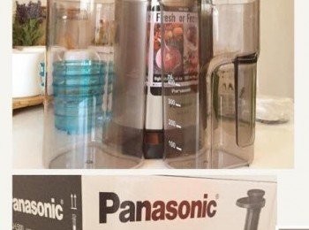 step1: 我最近的廚房新玩具好拍檔，Panasonic 慢磨榨汁機 (型號︰ MJ-L500)。是這次特調飲品的主角。這台慢磨榨汁機組裝簡易，製作沙冰時可轉用藍色的冷凍杯配件，加不銹鋼螺旋擠壓器，以低速慢磨技術，令冷凍生果瞬間變成美味健康的特調飲品的材料！完全難以想像製作沙冰是如此方便、衛生、快捷！而且完成製作後，清洗配件時也超容易輕鬆！