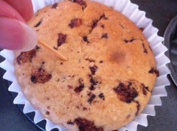 step6: 預熱烤箱180度，把裝好的麵糊送進烤箱，再以150度烤20-25分鐘。