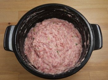 step2: 步驟2：
取容器將絞肉、豆腐、山藥泥、1/2薑泥、1/2蔥末、蛋白、太白粉一起攪拌均勻至有黏性，並調入1/2小匙的鹽、白胡椒粉、糖與1.5匙的紹興酒，作成6顆肉丸子備用，取鍋倒入高湯、1匙紹興酒、1/2小匙鹽和糖後加熱，將芽白心洗淨切條狀放入湯中汆燙約10秒撈出瀝乾備用。