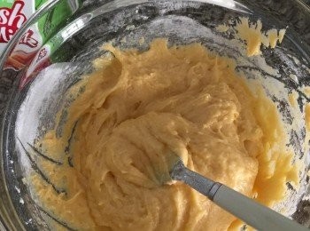 step2: 蛋黃加粉類及溶牛油拌勻