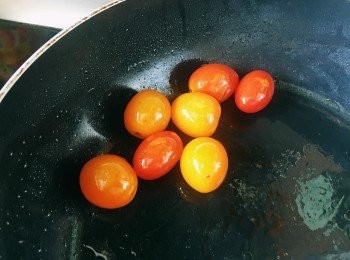 step6: 用餘下的魚油煎香車厘茄