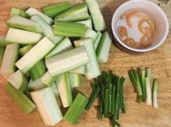 step2: 絲瓜削皮後，先切成4段，每ㄧ段對切一刀後再分切成6塊，較細的則每段切成4塊即可。蔥切段，並將蔥白、蔥綠分出來。