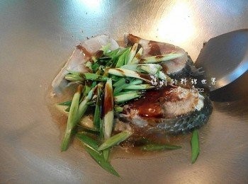step3: 醬油、糖、少許米酒及 1.5 杯的水 下鍋用中大火燒煮