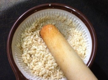 step5: 味道不足，可自行斟酌加重比例，或是加一茶匙的蠔油，要吃的時候撒上白芝麻研磨成粉，亦可拌入香油。