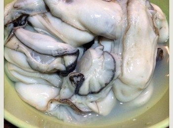 step1: 買回來後先清洗每一隻蠔