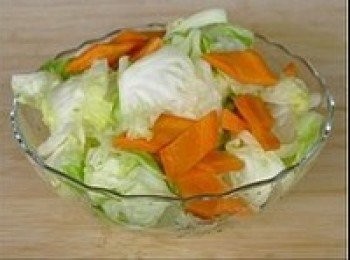 step2: 捲心菜切大片，胡蘿蔔去皮切片，辣椒去籽切斜片，蒜頭拍扁