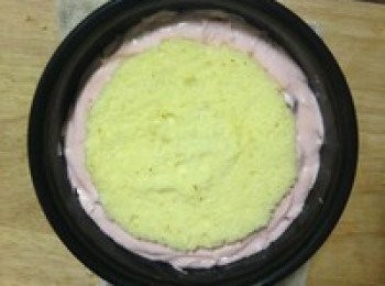 step10: 再放一片蛋糕片，然後將剩餘的慕斯液倒入模具中。再次輕輕顛一下，震出氣泡。