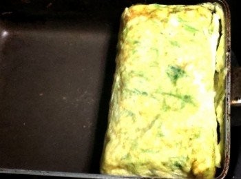 step4: 等蛋稍微凝固，再把海苔放上去，再往前捲起。