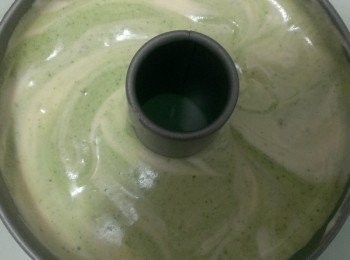 step3: 取一份蛋黃麵糊和蛋白霜混合，綠茶口味的麵糊亦同。 將兩份不同口味的麵糊分別倒入戚風烤模中，再用筷子輕輕畫2圈，製造出大理石紋路。 進烤箱前，在桌上輕敲兩下，擠出空氣。