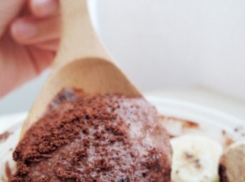 step10: 如使用搅拌机​​，相对于手搅拌, 那甜点的质地会更细致，口感更顺滑～ 但味道还是一样赞！