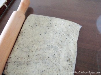 step4: 将面团擀平，再用保鲜膜包起。然后放入冰箱里冷藏至少2小时或隔夜。