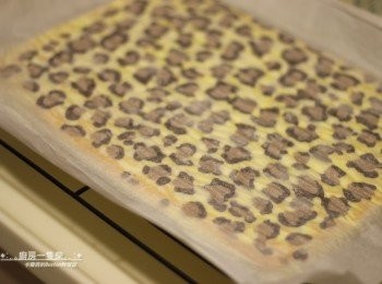 step14: 送入烤箱中烤約12分鐘，出爐後倒扣在鐵網上待涼。