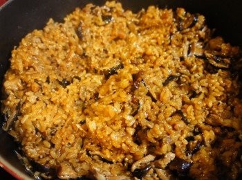 step8: 蓋上鍋蓋以中火煮至鍋緣冒出白煙(約10分鐘)，再轉小火煮5分鐘，然後悶5分鐘即可開鍋蓋起鍋!!!