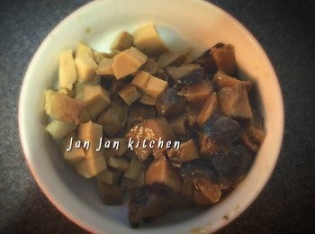 step1: 冬菇用水浸軟去莖，加點生抽及糖稍醃，蒸熟然後切粒。鮑魚切粒備用。。