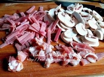 step3: 煙肉切細片 , 白蘑菇切片 , 火腿切細片 , 粟米蒸好後起出粟米粒 , 粟米芯留起