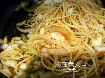 step5: 下意粉及所有調味料拌勻，再下叉燒煮至收汁，熄火後加入蔥段拌勻即可享用