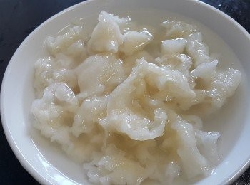 step1: 乾花膠，已預早浸泡 8 至10少時，用薑片，黃酒出水去腥煮30分鐘，焗 30 分鐘用少少黃酒，雞粉，胡椒粉醃 1 小時備用，（這是在超市購買的花膠，所以不要燜煮太耐會溶散）