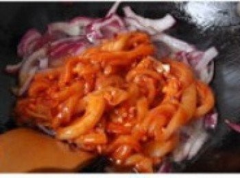 step5: 再把醃好的魷魚和所有醃料一起倒入鍋中大火快速翻炒