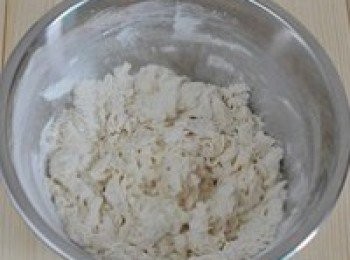 step1: 先來做餅底麵團：高低粉混合、放入乾酵母，用一雙筷子，邊往麵粉裡倒入溫水邊攪拌，到麵粉出現雪花狀