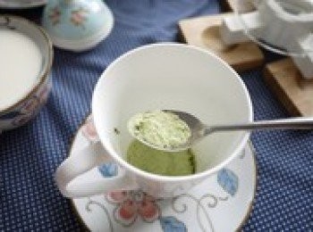 step1: 取兩到三匙抹茶粉於杯內