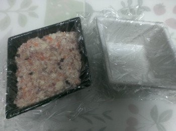 step4: 在欲塑形的容器內鋪上保鮮膜，放進豆腐餡料，再將保鮮膜包好，微波爐700W加熱約8分。 (加熱時間請自行斟酌) @也可以將餡料弄成小圓球狀。