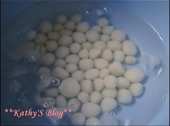 step3: 用凍水浸住，等啲小丸子可以彈牙啲。再連水一齊放入雪櫃雪一陣備用~