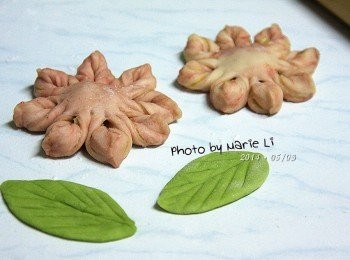 step9: 再用綠麵糰做出兩片葉子
配著兩朵小紅花看起來美麗極了