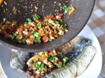 step5: 輕輕鬆鬆就可以完成，再將爆香後的拌料淋在香酥的秋刀魚片上