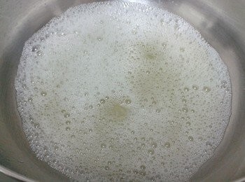 step2: 用打蛋器慢速先打發蛋白兩分鐘，會有泡沫出現