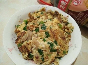 step4: 菜脯飛魚卵蛋【澎湖野生水產】煎至微焦、呈金黃色，再翻菜脯飛魚卵蛋【澎湖野生水產】，並壓扁蛋至無蛋液流出，再用鍋鏟切成片狀，