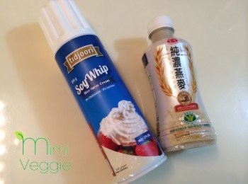 step3: 將純濃燕麥，放入蕃薯蓉內拌至滑身。最後，放入椰棗粒 及 適量 Rice Spray Cream拌勻。