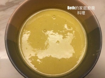 step3: 蛋黃加入海藻糖拌勻