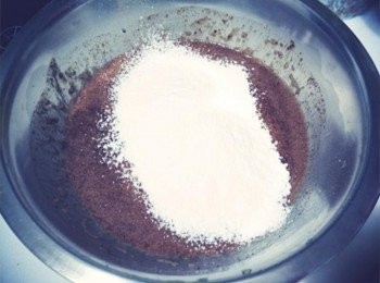 step6: 接著倒入過篩的麵粉~~~