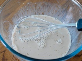step2: 將蛋白、牛奶、黑糖和薑汁在碗內拌勻