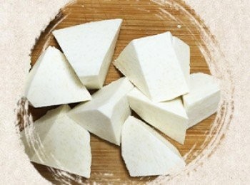 step5: 芋頭切塊。