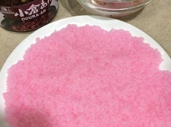 step4: 把蒸熟既米團攤暖一陣，可用一細塊保鮮紙塗上少許菜油，將米團鋪上面壓成圓餅形，放入豆蓉餡料