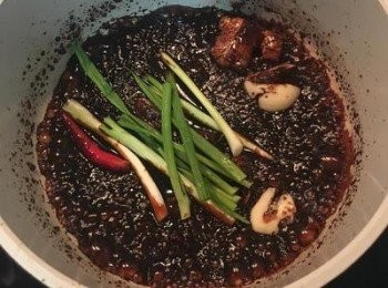 step3: 放入辣椒和蔥段，下醬油滾ㄧ下。