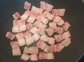 step3: 將培根在鍋裡鋪平，加少許水，蓋鍋蓋煎。