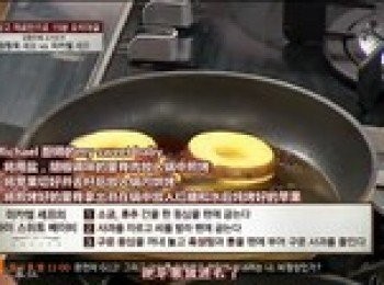 step4: 兩面煎好的牛排拿出。然後放入紅糖和水，蘋果馬上就要變身焦糖蘋果啦！