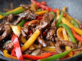 step5: 下牛肉回鑊內，下鹽及黑胡椒粉調味，快炒拌勻即成！
