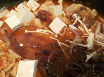 step3: 加入適量水及所有<span class="group_1">食材</span>一起煮滾後轉小火悶煮一下