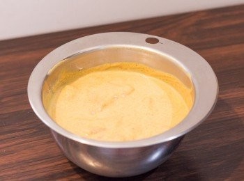 step2: 把已去皮切塊的雞肉放入醃料拌勻，醃料需要可蓋住雞肉，包好放入冰箱（Refrigerator）醃至少 2 小時，最好醃過夜（雞肉切成比一口大小大一點的塊狀，一大塊雞上腿肉切成 8 塊左右的大小）