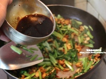step14: 雖然料理食譜上有交代調味料要再加鹽，可是我覺得雪裡紅的醬料已經有金桂醬油陪襯添味，再加鹽會不會有點太鹹了點，所以我跳過這一個步驟，等最後試味道是否夠味再添加? 我家拔拔血壓有點偏高，所以我在料理上是盡量少鹽少糖少油的做菜餚。