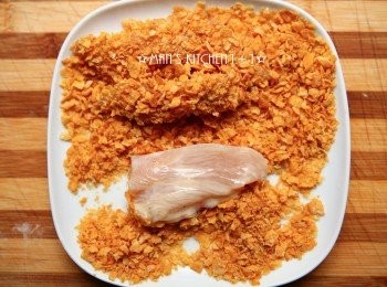 step2: 把玉米片壓碎後，將醃製過的雞柳沾裹上玉米片。